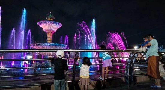 Gladak Serang, Oase Malam Warga Probolinggo dan Harapan Tempat Duduk untuk Menikmati Air Mancur
