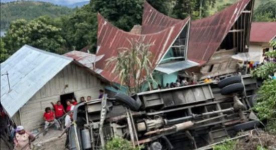 Bus Terjun 8 Meter di Samosir, 26 Penumpang Luka-luka