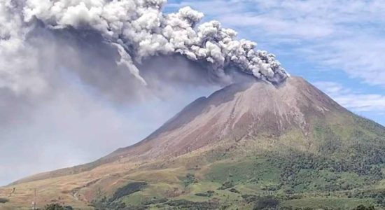 Gunung Sinabung Naik Status Jadi Level III Siaga, Abu Vulkanik Mengarah ke Berastagi