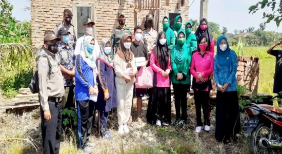 Korban Puting Beliung Terima Bantuan Sembako