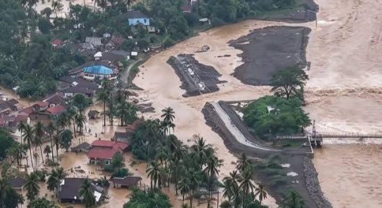 Banjir Bandang Rendam 120 Rumah di Padang, 238 Warga Dievakuasi
