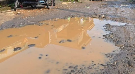 Jalan Rusak Dua Dekade di Namo Bintang, Warga Patungan Timbun Lubang