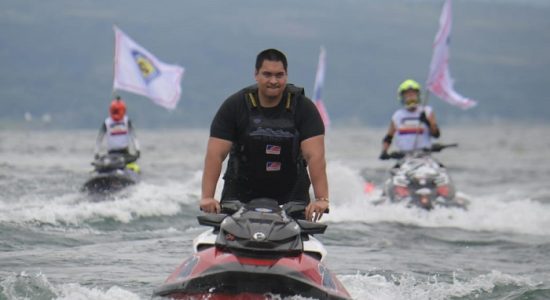 Pimpin Parade Lap Diatas Jet Ski Kejurnas Aquabike 2024 Danau Toba, Menpora Dito : Seru Banget