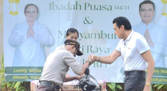 Aktor Karan Sukarno Walia Bersama Keluarga Kembali Berbagi Keberkahan di Bulan Ramadan