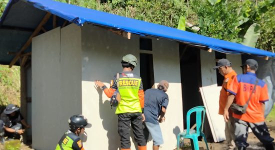 DPP KNPI dan WMI Bangun 12 Rumah Hunian Sementara untuk Korban Banjir di Desa Cibitung