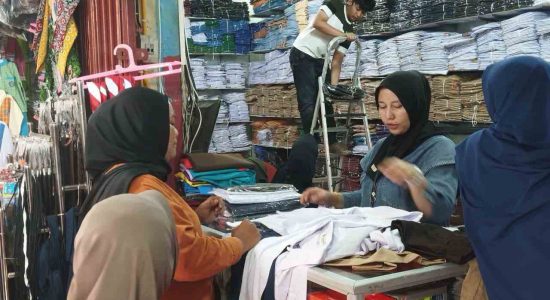 Diserbu Jelang Masuk Sekolah! Toko Perlengkapan Sekolah di Pasar Pusat Padang Panjang Dipadati Pembeli