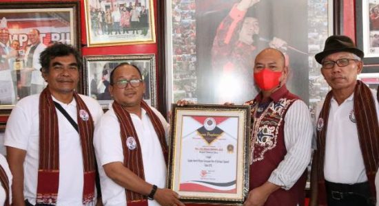 Bupati Nikson Nababan Terima Penghargaan dari Komunitas Poros Tapanuli