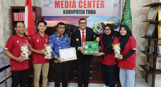 Sukses Jadi Tuan Rumah Cabor Ski Air, Pjs Bupati Toba Terima Cinderamata dari Panitia PON XXI