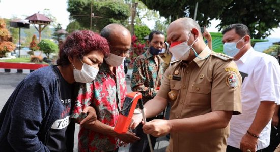 Bupati Taput Serahkan Bantuan Khusus Penyandang Disabilitas yang Berwirausaha