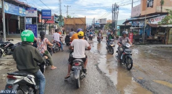 Jalan Rusak Parah, Warga Kelambir Lima Desak Pemko Medan Lakukan Perbaikan
