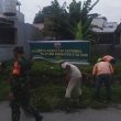 Prajurit TNI dan Warga Bersihkan Drainase Madrasah