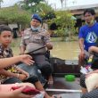 Korban Banjir ke TPS Pakai Perahu Karet Polairud