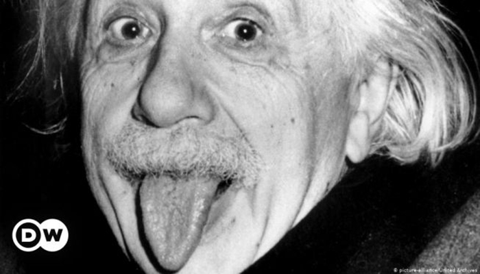 Albert Einstein julurkan lidah/istimewa