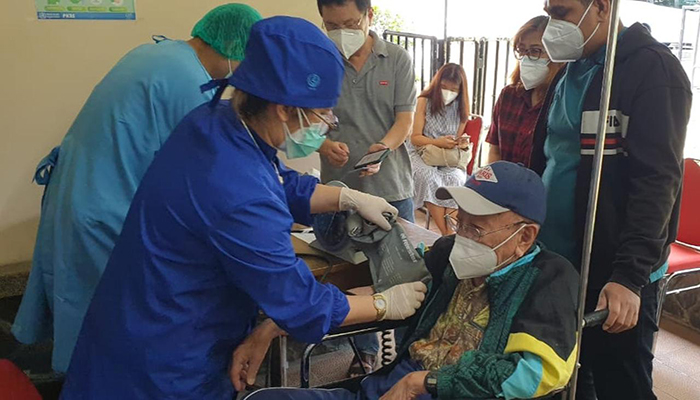 Eddy Yoshawirja, warga lanjut usia (lansia) menjalani proses vaksinasi Covid-19 di Kota Bandung, Jawa Barat. (Foto: Dok. Pribadi)