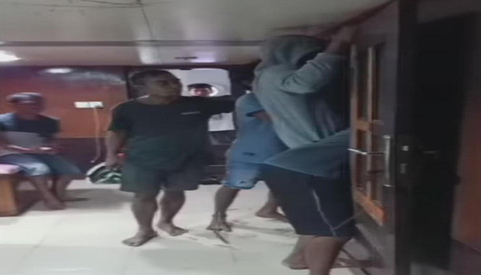 Kapten kapal dikeroyok massa karena diduga mencabuli mahasiswi yang magang menjadi ABK. (Screenshot video viral)