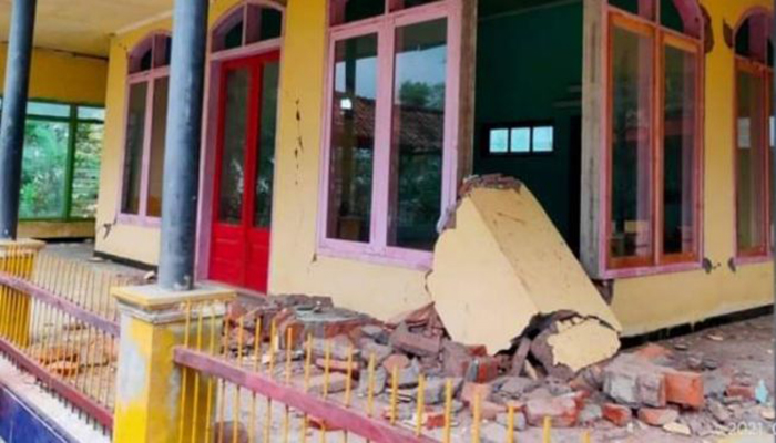 Masjid di Jember rusak berat usai diguncang Gempa Malang berkekuatan 6,7 SR pada Sabtu (10/4/2021). [Suaraindonesia.co.id]