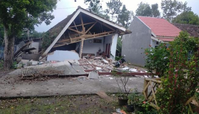 Rumah warga Lumajang roboh akibat Gempa 6,7 SR di Malang Jawa Timur [Foto: Suarajatimpost]