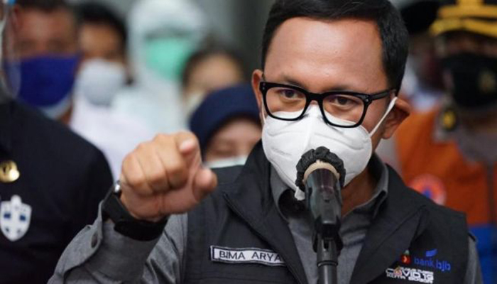 Wali Kota Bogor Bima Arya Sugiarto saat meresmikan RS Lapangan di GOR Padjajaran, Senin (18/1/2021). [Dok. Tim Porkompim Kota Bogor]