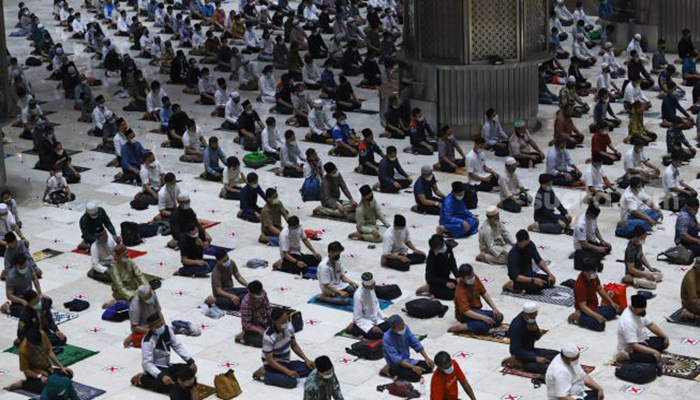 Warga melaksanakan ibadah shalat tarawih di Masjid Istiqlal, Jakarta Pusat, Senin (12/4/2021). [Suara.com/Alfian Winanto]