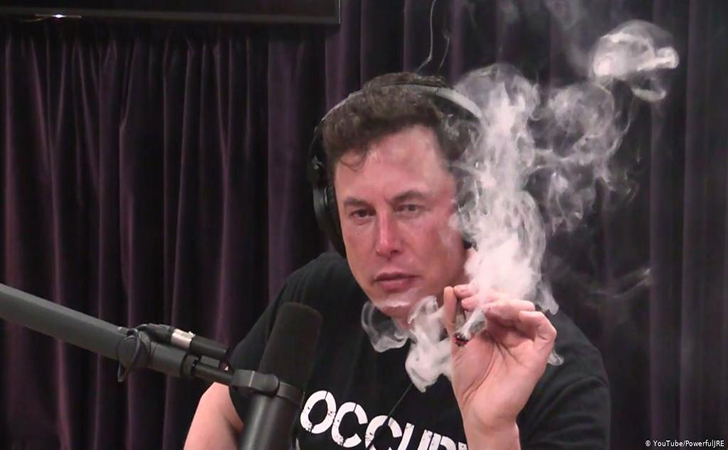 Elon Musk saat menghisab ganja di Joe Rogan’s Podcast