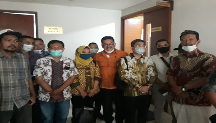 11 orang pegawai honor PD. Pasar Kota Medan saat bertemu dengan mantan Dirut PD Pasar, Benny Sihotang, yang juga Ketua Komisi C DPRD Sumut, Kamis (22/04/2021)/Sipa Munthe