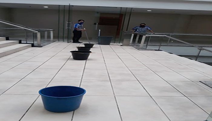 Ember untuk menampung air yang bocor dari atap DPRD Sumut berjejar rapi di tangga gedung/Sipa Munthe