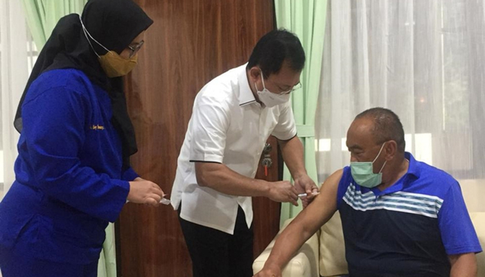 Terawan suntikkan vaksin Nusantara ke Aburizal Bakrie di RSPAD, Jumat (16/4). Foto: Lalu Mara