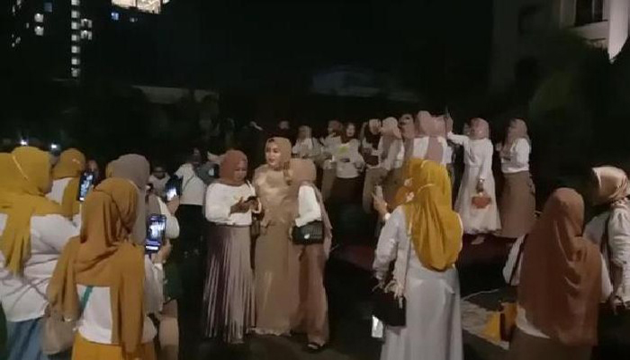 Viral emak-emak di Medan menggelar party tanpa protokol kesehatan (Screenshot video viral)