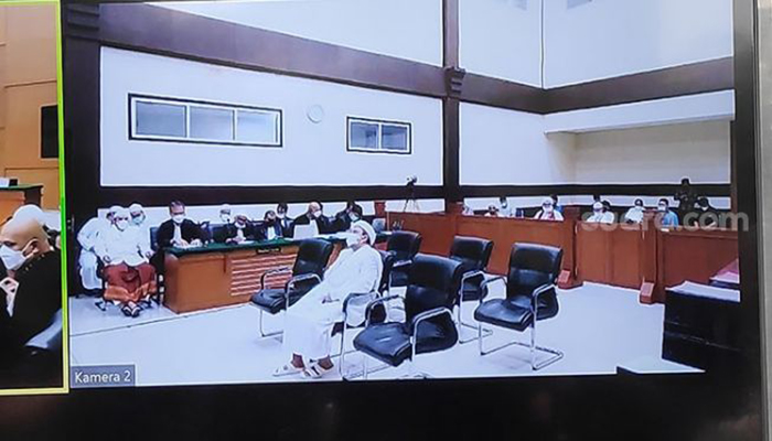 Habib Rizieq Shihab dalam persidangan kasus kerumunan massa Petamburan, di Pengadilan Negeri Jakarta Timur, Senin (17/5/2021). [Suara.com/Bagaskara Isdiansyah]