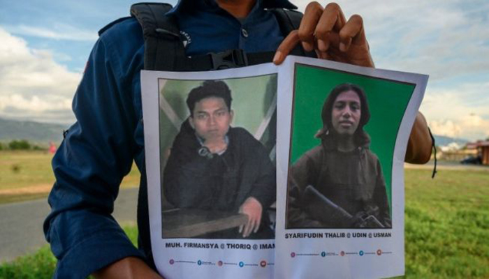 ILUSTRASI - Foto wajah dua DPO anggota kelompok teroris Mujahidin Indonesia Timur (MIT) yang menjadi target Satgas Operasi Tinombala. [Antara/Basri Marzuki]