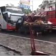 Hindari Macet, Bus Ngeyel Nekat Lawan Arah, Ketemu Pikap yang Pantang Mundur