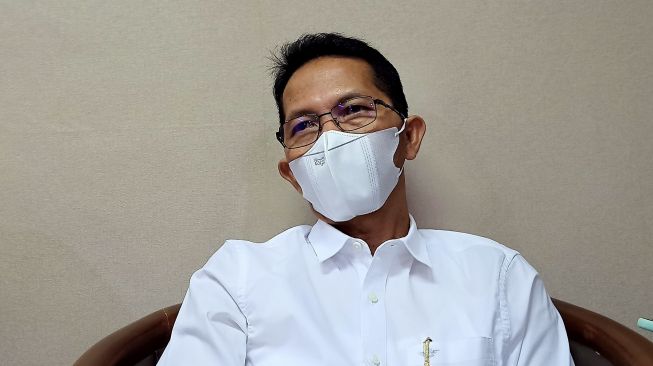 Wakil Wali Kota Batam, Amsakar Achmad saat ditemui wartawan [Suara.com/Nando]