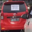 Terpaksa Jalan Perlahan, Sopir Mobil Merah Tempel Tulisan di Kaca Belakang