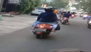 Viral hijabers naik motor betuliskan 'Open BO'. (Facebook)