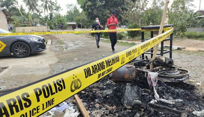 Kondisi Polsek Candipuro Lampung Selatan setelah dibakar warga, Rabu (19/5/2021). [ANTARA]
