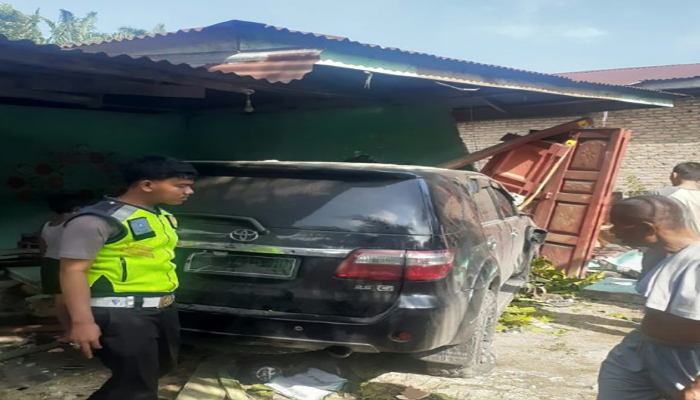 mobil Toyota Fortuner seruduk 3 rumah warga di Jalinsum Desa Kampung Yaman Kecamatan Aek Natas, Kabupaten Labuhanbatu Utara /Ewin Sipahutar