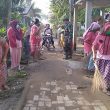 Malu Berpangku Tangan, Emak-Emak Dusun VIII Ikut Bantu Satgas TMMD