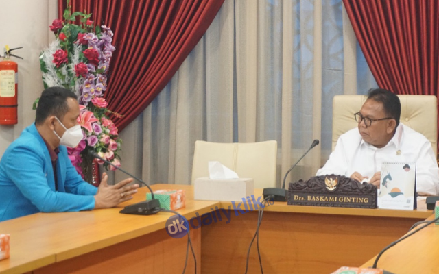 Ketua DPRD Sumut Baskami Ginting saat mendengarkan pandangan Ketua DPD KNPI Sumut Samsir Pohan, Rabu (17/11/2021) di Gedung DPRD Sumut. Baskami mendukung rencana Sumut menjadi Tuan Rumah Penyelenggaraan Kongres XVI KNPI pada 2022 nanti.