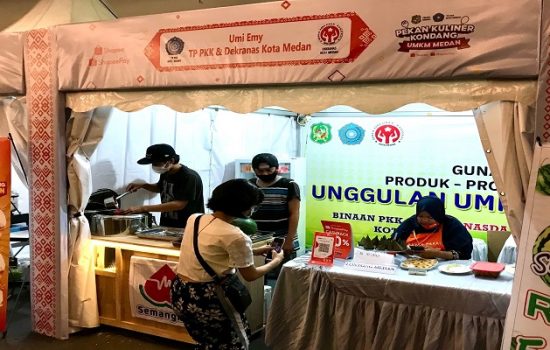 Stand Bisnis Umi Emmy di Pekan Kuliner Kondang Kota Medan