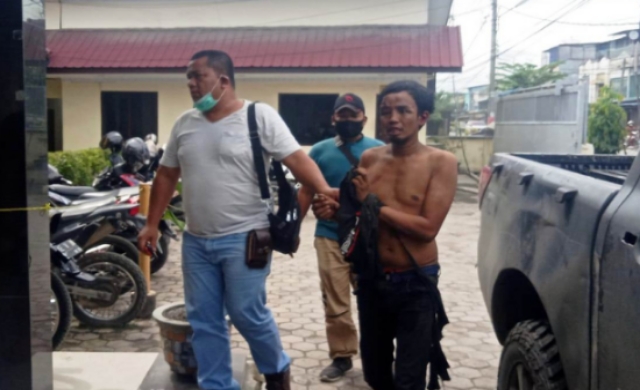 Pelaku kejahatan jalanan saat diamankan ke Mako Polsek Medan Labuhan, Sabtu (13/11/2021) siang