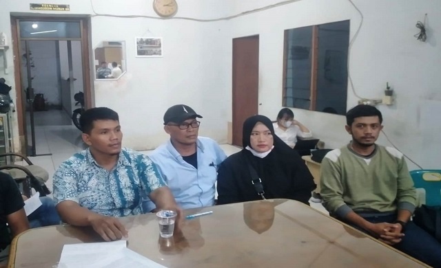 Wakil Direktur LBH Medan, Irvan Syahputra (kiri) saat menggelar Konperensi Pers di Kantor LBH Medan, Selasa (2/11/2021), terkait dugaan penangkapan dan penyitaan yang unprosedural, yang dilakukan oknum Polres Jakarta Selatan.