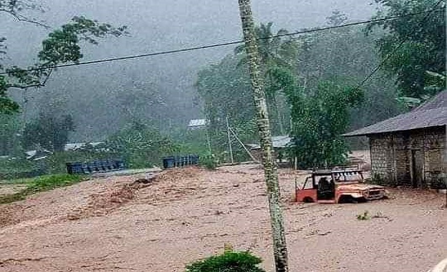Banjir yang melanda Desa Malaipea, Kecamatan Alor Selatan, Alor, Nusa Tenggara Timur, Rabu (3/11/2021) petang.