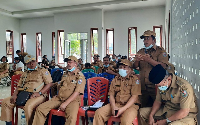 Salah seorang Kepala Desa tampak antusias mengajukan pertanyaan seputar persoalan hukum di desanya