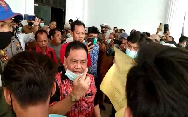 [Screenshot video] Wakil Ketua DPRD Labuhanbatu Selatan, Zainal Harahap, Ngamuk saat menghadapi para pengunjuk rasa di Gedung DPRD Labusel, Senin (29/11/2021) siang.