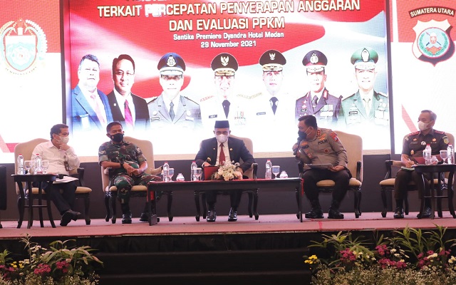 Kapolda Sumut Irjen RZ Panca Simanjuntak saat menghadiri Rapat Asistensi Pengelolaan Keuangan Terkait Percepatan Penyerapan Anggaran dan Evaluasi PPKM bersama Gubernur Sumut Edy Rahmayadi di Medan, Senin (29/11/2021).