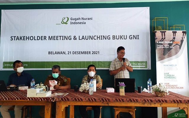 Dedy Hutajulu (berdiri) penulis buku 