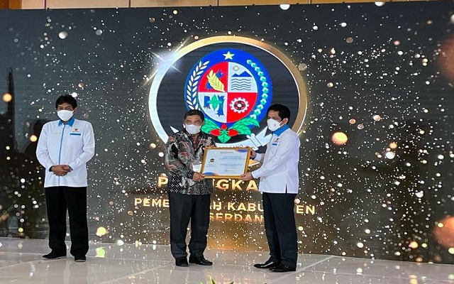 Wakil Bupati Deli Serdang, HM Ali Yusuf Siregar saat menerima Piagam Penghargaan dari Kepala Ombudsman RI, Rabu (29/12/2021) di Jakarta.