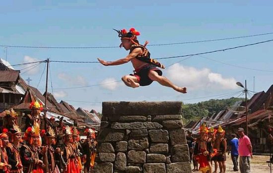Tradisi Lompat Batu di Desa Bawõmataluo, Nias Selatan.