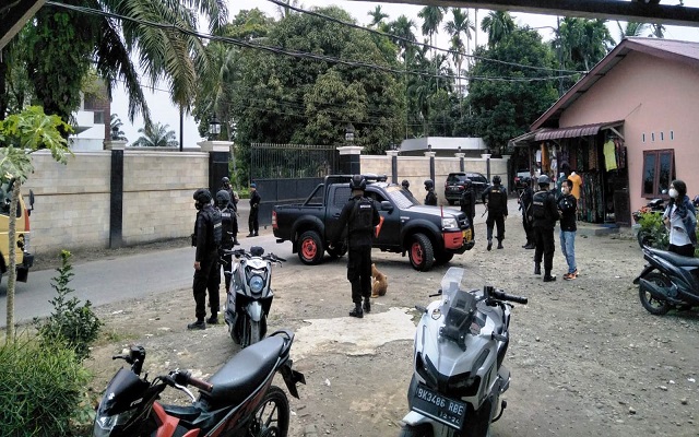 Tim Penyidik KPK didampingi pasukan Brimob bersenjata lengkap mendatangi Rumah Bupati Langkat.