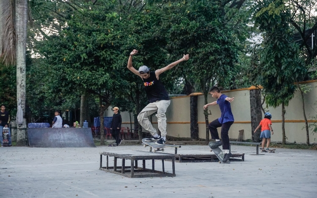 Komunitas Stake Board di Medan tengah memainkan trik noille di Merdeka Walk Medan.